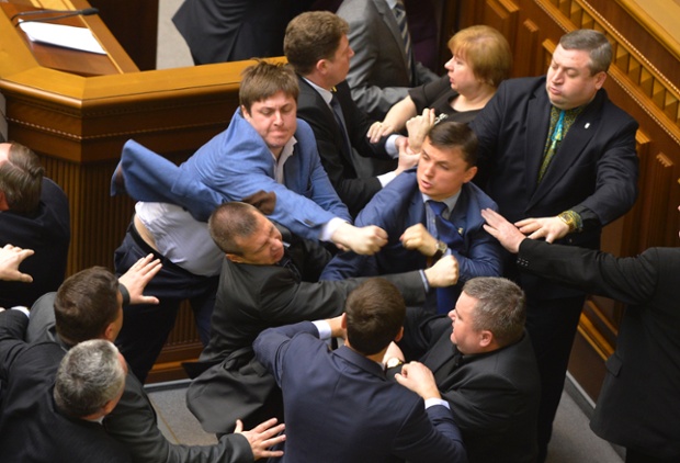Các nghị sĩ đảng Cộng sản hỗn chiến với thành viên của đảng cánh hữu Svoboda trong một phiên họp quốc hội ở Kiev, Ukraine.