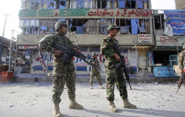 Các binh sĩ quân đội quốc gia Afghanistan đứng bảo vệ hiện trường một vụ đánh bom tự sát ở tỉnh Jalalabad.