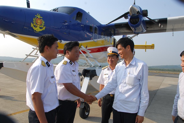 Ông Phạm Quý Tiêu, Thứ trưởng Bộ GTVT và thiếu tướng Lê Minh Thành, Phó Tư lệnh Hải quân chúc các phi công DHC-6 Hải quân hoàn thành chuyến bay tìm kiếm ngày thứ 3. Ảnh: Trọng Thiết