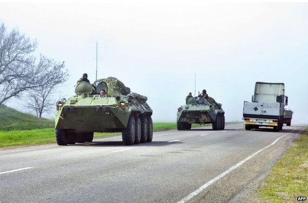 Xe bọc thép chở quân của quân đội Ukraine hướng về vùng Donetsk để tham gia chiến dịch trấn áp người biểu tình.