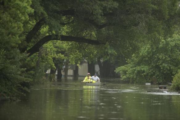Nhân viên cứu hộ tìm kiếm người dân mắc kẹt trong ngập lụt dọc đại lộ Kelly ở Pensacola, Florida, Mỹ.