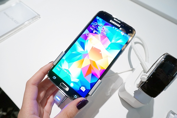 Galaxy S5: Lời khen, tiếng chê và nỗi thất vọng không hề nhỏ Samsung 