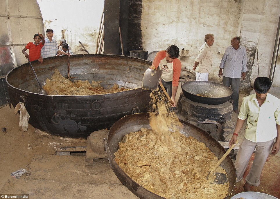 Nghi lễ: người thấy chuẩn bị thức ăn trong một cái vạc lớn.  Linh mục Charan thực hiện Mangla-Ki-Aarti và cung cấp thực phẩm đặc biệt để những con chuột như thờ phượng