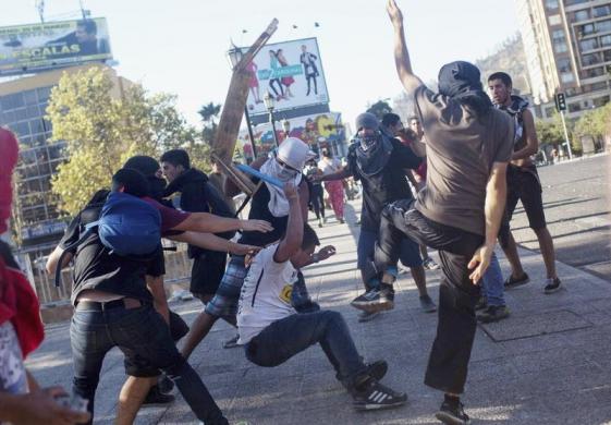 Người biểu tình đánh nhau trong cuộc diễu hành chống chính phủ ở Santiago, Chile.