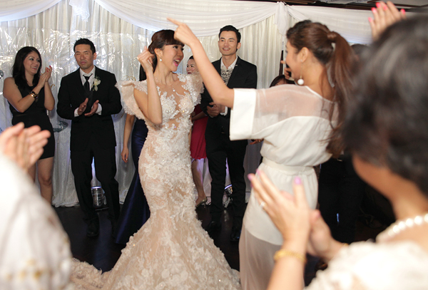 Ngọc Quyên diện váy cưới NTK Hoàng Hải thiết kế riêng và khiêu vũ cùng bạn bè.