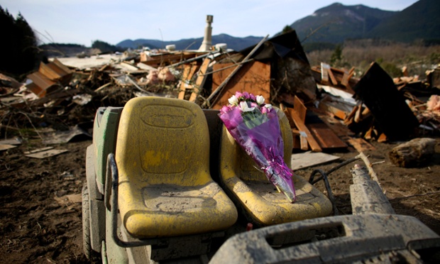 Bó hoa được đặt trên ghế của một chiếc xe để tưởng niệm những nạn nhân thiệt mạng trong trận lở đất ở Washington, Mỹ.