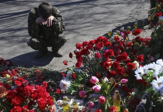 Một người đàn ông phản ứng khi thăm hiện trường những vụ động độ vũ trang gần đây ở Kiev, Ukraine.
