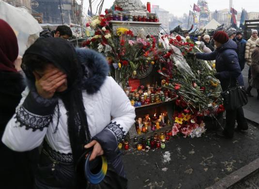 Mọi người đặt hoa cầu nguyện cho những nạn nhân thiệt mạng trong vụ đụng độ gần đây giữa người biểu tình chống chính phủ và cảnh sát ở Kiev, Ukraine.