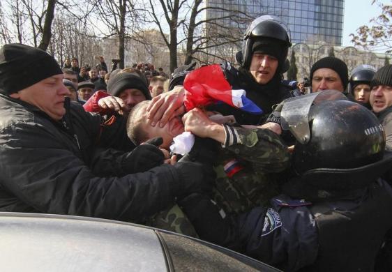 Cảnh sát bắt giữ một người biểu tình ủng hộ Nga ở Donetsk, Ukraine.