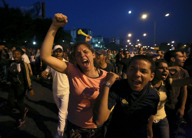 Các sinh viên hô khẩu hiệu phản đối Tổng thống Venezuela, Nicolas Maduro trong cuộc biểu tình ở Caracas.