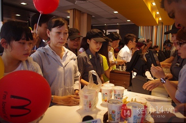 Người Sài Gòn xếp hàng dài trong nắng để được ăn Mc Donalds 11