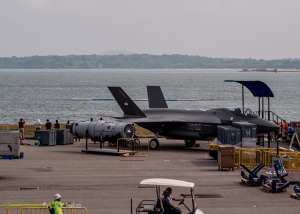 Tiêm kích đình đám nhất thế giới F-35 đang chuẩn bị để trưng bày tại Singapore Airshow 2014.