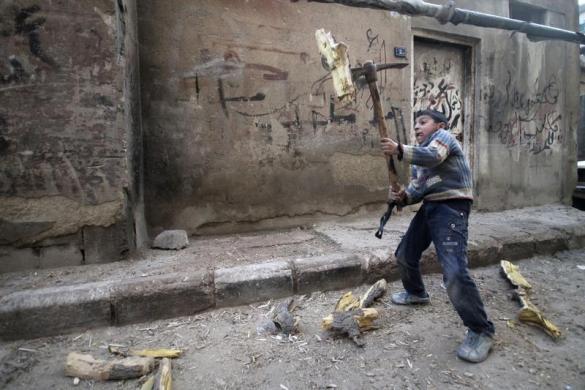 Một cậu bé bổ củi ở Duma, Damascus, Syria.