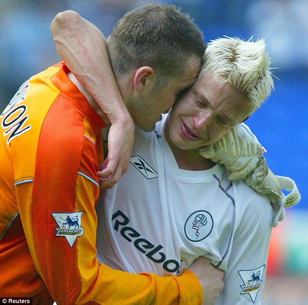  	Alan Smith khóc khi Leeds xuống hạng hồi năm 2004 sau khi thua ở Bolton