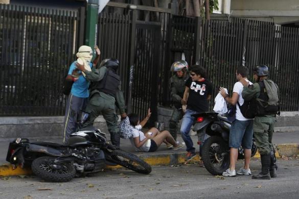 Cảnh sát bắt giữ những người biểu tình chống chính phủ ở Caracas, Venezuela.