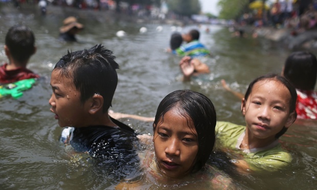 Trẻ em tắm dưới một con kênh trong lễ hội té nước Songkran ở Chiang Mai, Thái Lan.