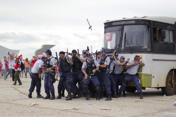 Cảnh sát bán quân sự đụng độ với người biểu tình ở Brasilia, Brazil.