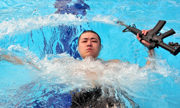 Một binh sĩ Mỹ tham gia kiểm tra kỹ năng sống sót dưới nước tại trại Casey ở Dongducheon, Seoul, Hàn Quốc.