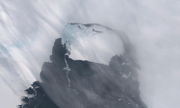 Các nhà khoa học đang theo dõi một tảng băng lớn bất thường, lớn gấp 6 lần diện tích Manhattan, vừa tách khỏi khối băng ở Nam Cực và đang hướng ra biển.