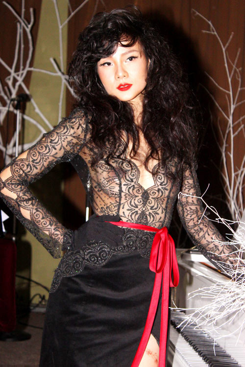  	Với chiếc váy "thoáng hết cỡ" này, Dương Yến Ngọc khiến công chúng thực sự sững sờ.