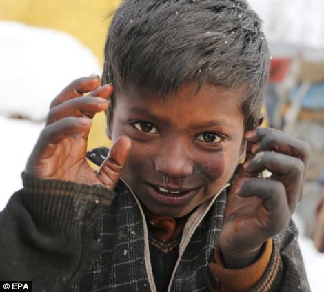 Khoảng 200.000 người sống dưới mức nghèo khổ ở Srinagar nhưng chỉ một phần nhỏ của gia đình đã được rehoused, do thiếu kinh phí