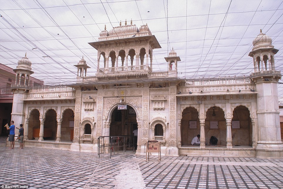 Đền thờ: ngôi đền Hindu này được xây dựng bởi Maharaja Ganga Singh trong đầu những năm 1900 như một tưởng nhớ đến nữ thần chuột Karni Mata