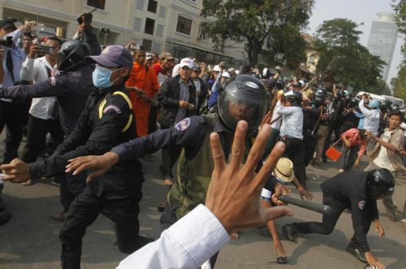 Người biểu tình đụng độ với cảnh sát khi họ cố gắng tràn vào công viên Tự do ở Phnom Penh, Campuchia.