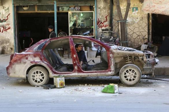 Một cậu bé làm việc tại Aleppo, Syria.