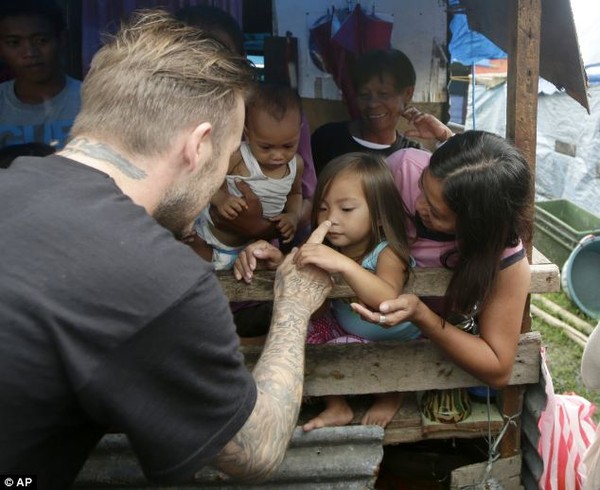 Beckham tặng thiệp Valentine cho nạn nhân bão Haiyan tại Philippines 12
