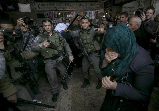 Một phụ nữ Palestine lấy tay che mặt sau khi bị cảnh sát biên giới Israel xịt hơi cay trong cuộc biểu tình ở Jerusalem.