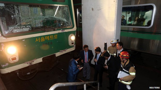 Nhân viên điều tra kiểm tra hiện trường hai tàu điện ngầm đâm nhau ở Seoul, Hàn Quốc, khiến 170 người bị thương.