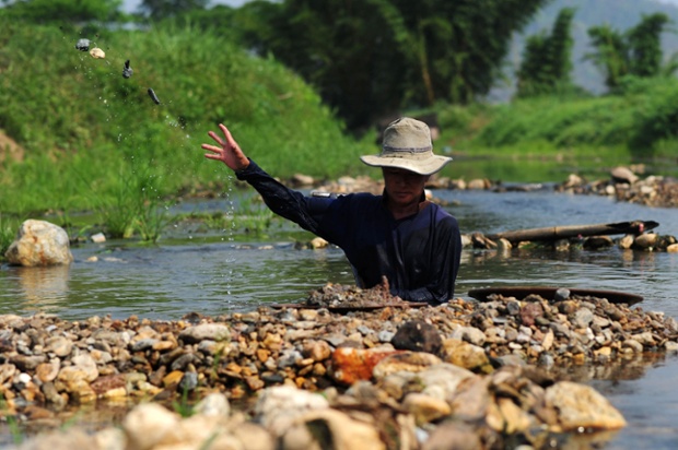 Công nhân làm việc tại một bãi vàng ở Lampang, Thái Lan.