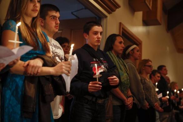 Mọi người thắp nến cầu nguyện cho các nạn nhân trong vụ tấn công bằng dao tại trường trung học Franklin ở Pennsylvania, Mỹ.