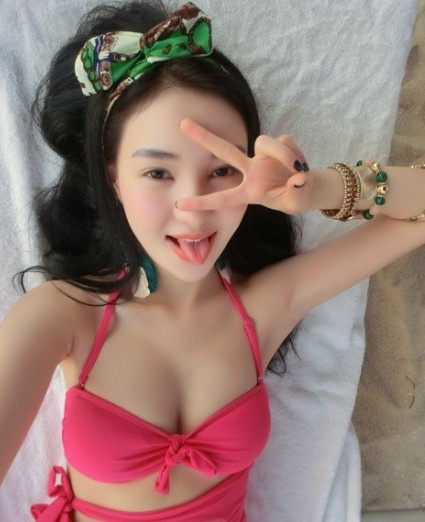 Hot girl tai tiếng Trung Quốc khoe ảnh sexy bên bãi biển 12
