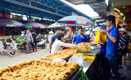 Chả mực được đưa đến tay du khách có vị thơm ngon, màu vàng ruộm, vị ngọt của mực tươi...Đây là món quà ưa thích du khách thập phương mua về làm quà cho người thân.