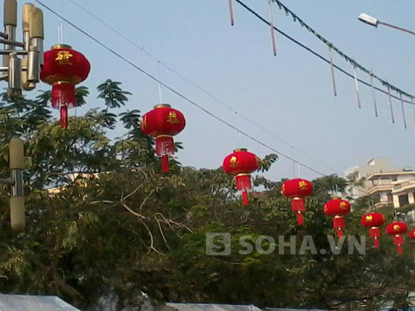 Đèn lồng Trung Quốc treo lơ lửng giữa hội chợ.