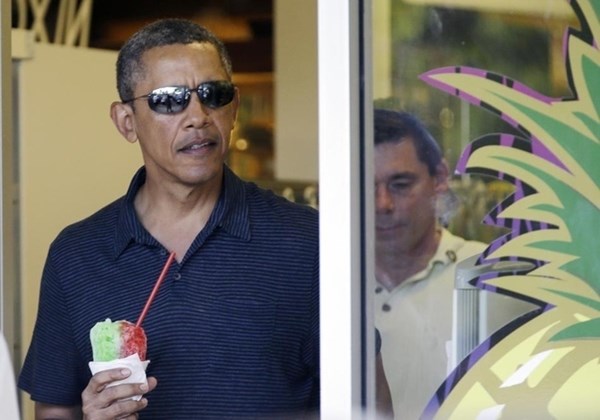  	Tổng thống Obama thưởng thức siro đá bào và chúc mừng năm mới với một đám đông xung quanh ông. Gia đình Obama đã đón năm mới với bạn bè tại nhà nghỉ của mình - Ảnh: AP.