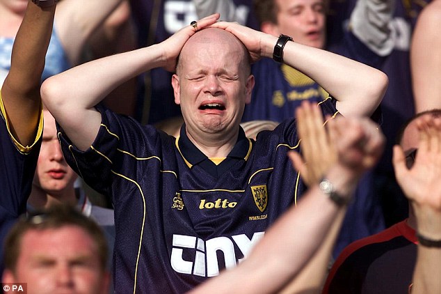  	Một fan Wimbledon khóc khi thấy CLB con cưng thua Southampton và xuống hạng
