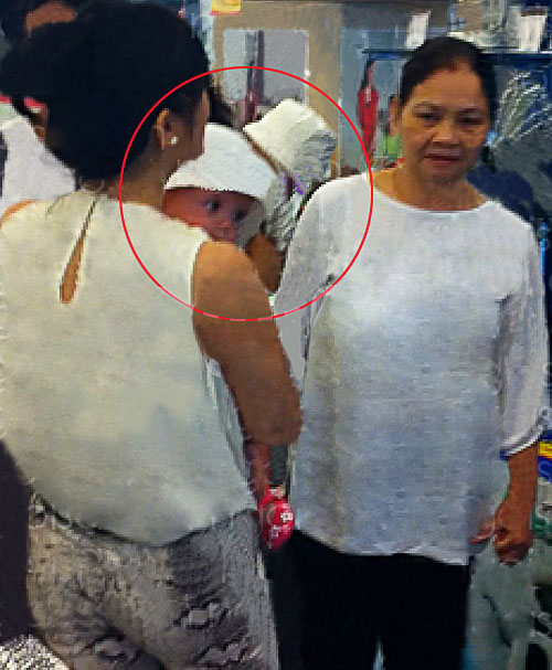 Hình ảnh hiếm hoi của Hồng Nhung và hai con bị bắt gặp vào tháng 11/2012 khi mua sắm tại một trung tâm thương mại TP.HCM.