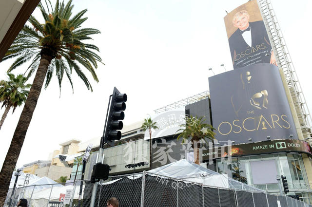 Quang cảnh bên ngoài nhà hát Dolby (Los Angeles) - nơi chính thức diễn ra giải Oscar lần thứ 86 năm 2014 với biểu tượng Oscar của năm nay. Theo nhiều nguồn tin thì Dolby cũng sẽ là nơi tổ chức trao giải Oscar cho đến năm 2033.