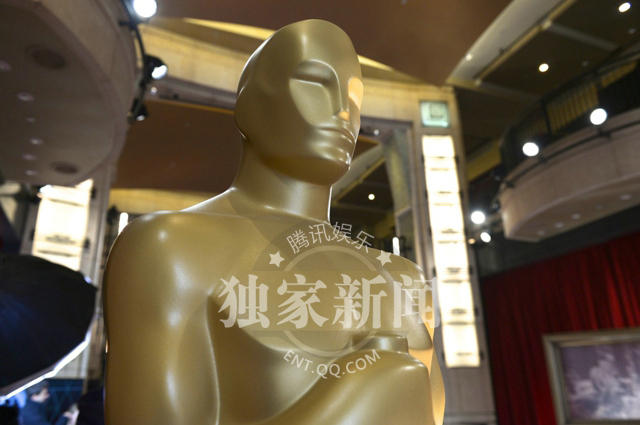 Tượng Oscar khổng lồ đã được đặt trong hành lang lối đi của nhà hát Dolby.