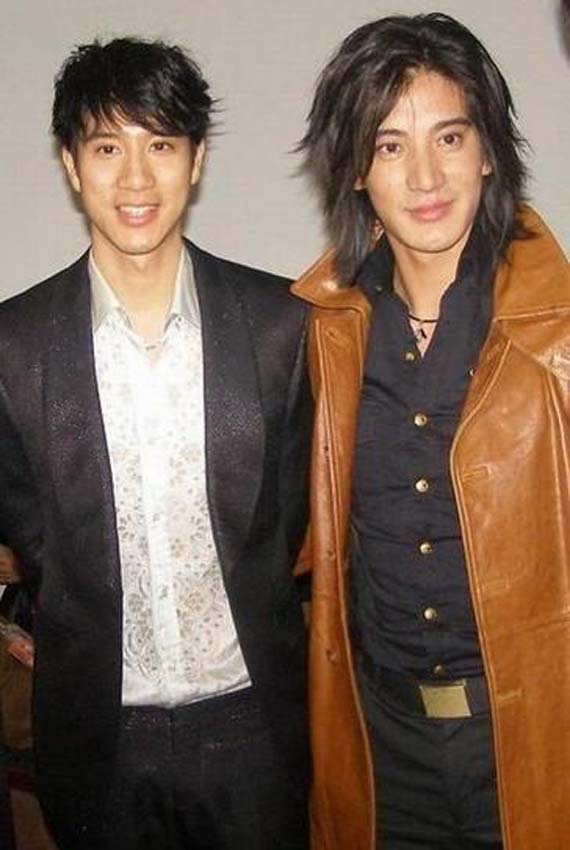 Vương Lực Hoành và nam ca sỹ Wezei Purba như anh em song sinh.