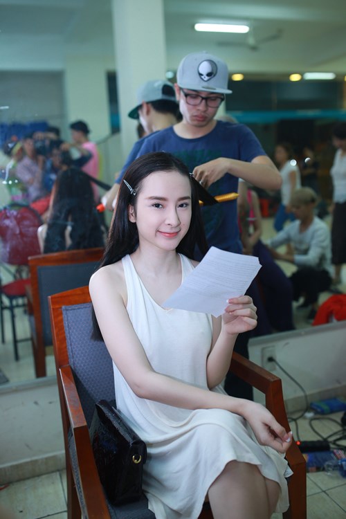 Angela Phương Trinh trước đó còn rất tươi tắn làm tóc, trang điểm trong hậu trường