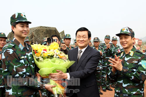 Chủ tịch nước Trương Tấn Sang xuống trận địa biểu dương các kíp chiến đấu