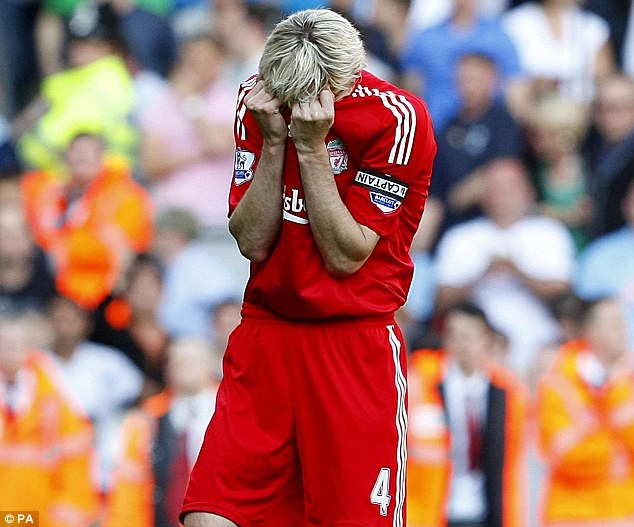  	Sami Hyypia khóc khi có trận đấu cuối cùng cho Liverpool hồi năm 2009