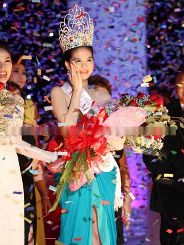 Ngọc Trinh muốn giơ tay phát biểu hay lau nước mắt khi đăng quang Hoa hậu Việt Nam quốc tế 2011?