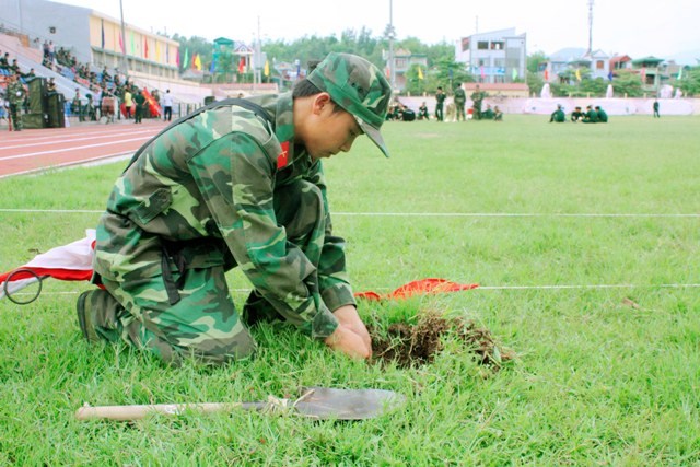 Chiến sĩ công binh kiểm tra công tác bảo đảm anh toàn cho buổi lễ mít tinh tại TP. Điện Biên