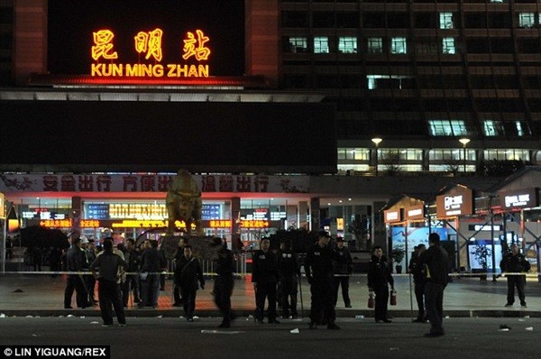 Xác người nằm la liệt trong cuộc tấn công đẫm máu tại ga Trung Quốc 14