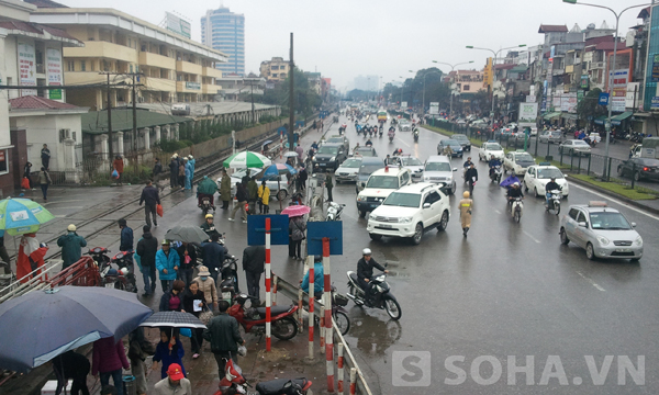 Hàng chục chiến sỹ CSGT có mặt tai cổng bệnh viện Bạch Mai để xử lý xe taxi thả bệnh nhân xuống đường