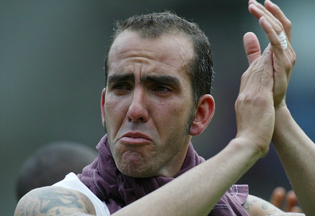  	Paolo Di Canio khóc sau khi ghi bàn cho West Ham trong trận sân nhà cuối cùng hồi năm 2003